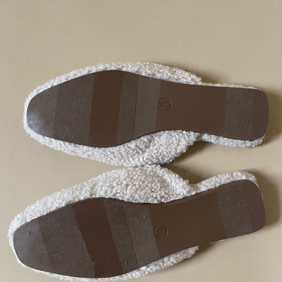 New in box Sherpa fuzzy slip on flats size 7.5 universal thread - Picture 4 of 7